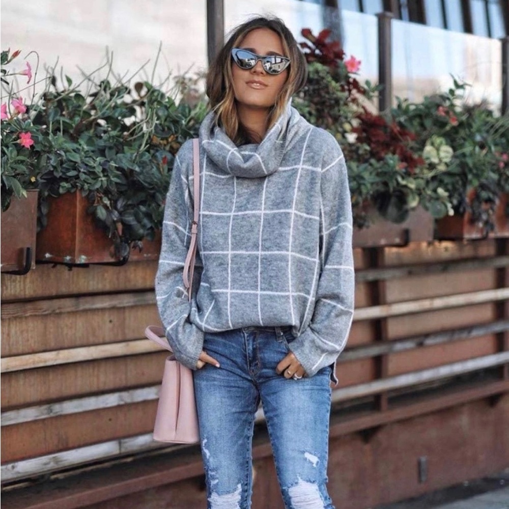 Grey & white lightweight turtleneck sweater